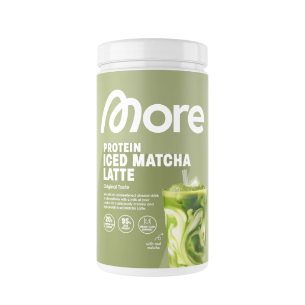 More Nutrition Protein Iced Matcha Latte Original Taste 500g Pulver Shaker Matcha gruner Drink weisser Hintergrund