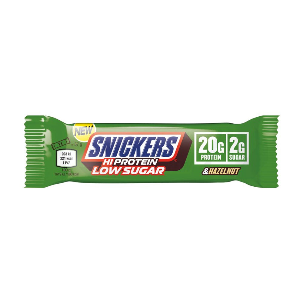 Snickers Hi Protein Low Sugar Bar Hazelnut 57g Proteinriegel Milchschokolade Karamell Erdnüsse Haselnuss weisser Hintergrund