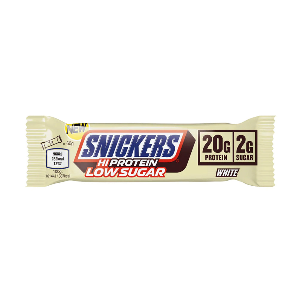 Snickers Hi Protein Low Sugar Bar White Chocolate 57g Proteinriegel weisse Schokolade Karamell Erdnüsse weisser Hintergrund