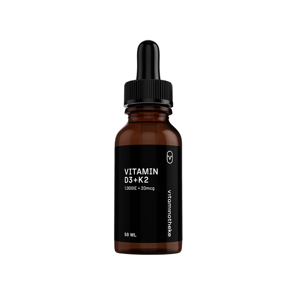 Vitaminotheke Vitamin D3+K2 Tropfen – Frontansicht der Flasche auf weissem Hintergrund